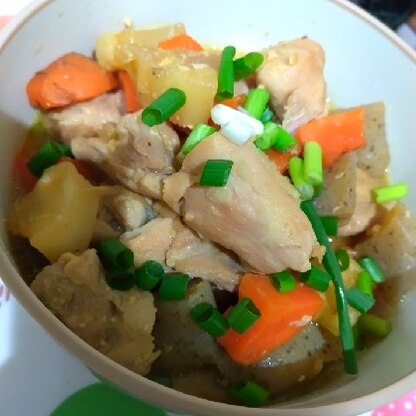 優しい味噌煮込み。鶏の旨味に根菜柔らかく美味しかったです。